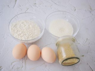 1、抹茶小蛋糕,准备好材料