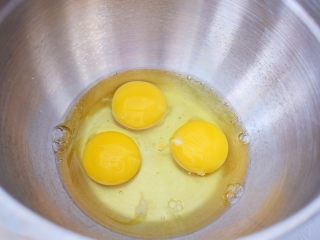 3、抹茶小蛋糕,鸡蛋打入容器中