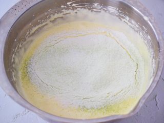 6、抹茶小蛋糕,筛入低筋面粉和抹茶粉