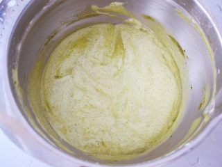 7、抹茶小蛋糕,翻拌均匀