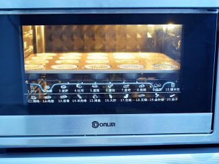 11、抹茶小蛋糕,放入预热好的烤箱，上下火150度，中层烤25-30分钟左右