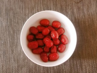 2、南瓜糯米糕,红枣清洗干净备用