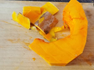 3、南瓜糯米糕,南瓜去皮 清洗干净
