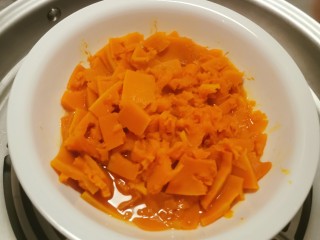 5、南瓜糯米糕,上锅蒸熟 