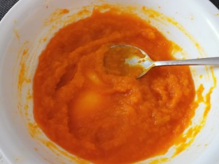 6、南瓜糯米糕,用勺子碾压成泥