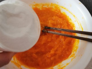 8、南瓜糯米糕,放入糯米粉 搅拌均匀