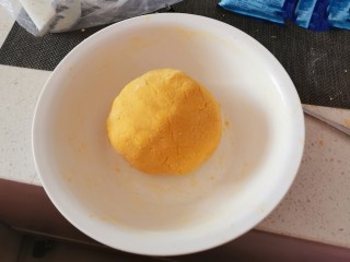 10、南瓜糯米糕,和成面团即可  盖上保鲜膜醒面20分钟