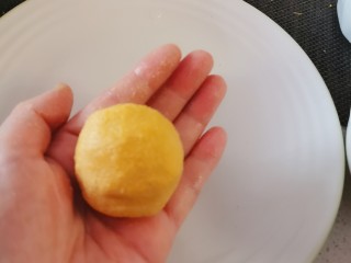 11、南瓜糯米糕,分成小剂子 称重 每个50克左右