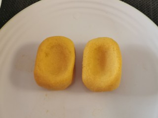 12、南瓜糯米糕,塑成长方形  用大拇指按下一个窝