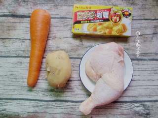 1、无油版咖喱饭,准备咖喱 / 胡萝卜 / 鸡腿 / 土豆