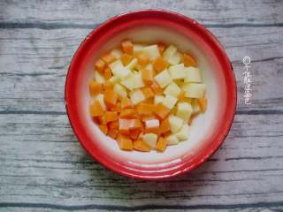 2、无油版咖喱饭,土豆，胡萝卜，切小块