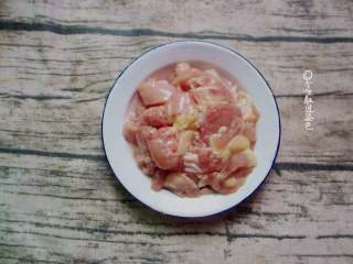 3、无油版咖喱饭,鸡腿剔除骨头，切成均匀大小的肉丁儿