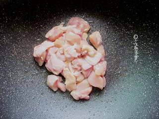 4、无油版咖喱饭,把切好的鸡肉放入炒锅中，不需要加油，鸡皮里面已经包含丰富的油脂