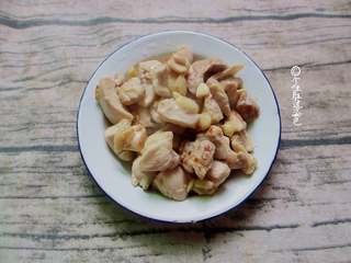 5、无油版咖喱饭,加入少许蒜末姜末、料酒炒香盛出