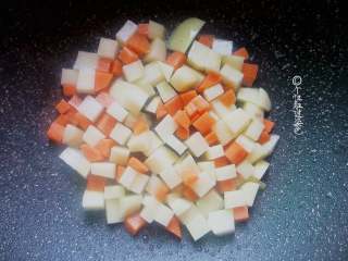 6、无油版咖喱饭,煎鸡腿的时候锅里会有余油，倒入土豆和胡萝卜，小火煎有焦面