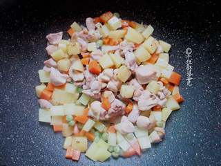 7、无油版咖喱饭,放入鸡腿肉翻炒