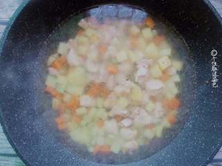 8、无油版咖喱饭,加入开水，足够没过所有的食材