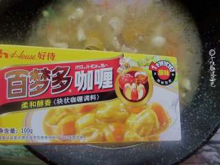 9、无油版咖喱饭,烧开后放入百梦多咖喱块