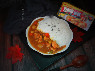 11、无油版咖喱饭,一盘子，盛米饭在盘子一边，盛入烧好的咖哩，米饭上撒少许黑芝麻点缀，咖哩饭就做好了