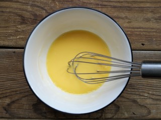 3、舒芙蕾——给你做舒芙蕾的人 一定很爱你,在蛋黄中加入酸奶搅拌均匀。