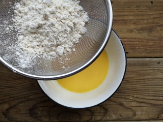 4、舒芙蕾——给你做舒芙蕾的人 一定很爱你,将低粉过筛加入蛋黄液中。