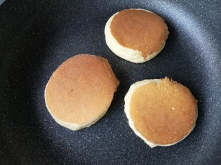 14、舒芙蕾——给你做舒芙蕾的人 一定很爱你,用同样的方法将剩余的面糊都做成舒芙蕾。