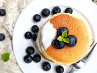15、舒芙蕾——给你做舒芙蕾的人 一定很爱你,出锅后在做好的松饼上淋上酸奶就可以啦~也可以根据自己的情况，筛上糖粉，挤上奶油或者是加上棉花糖，巧克力粉之类的进行装饰。