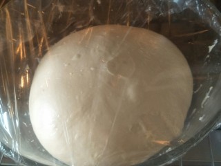 8、超软拉丝北海道土司（2个）,等面团已经形成光面，可以拉出薄薄的手套膜后就把它放在碗中发酵。1个小时形成体积的2倍大