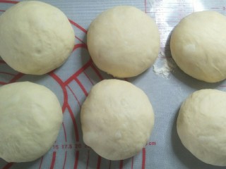 11、超软拉丝北海道土司（2个）,分成170克六等份。