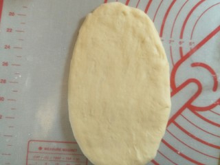 13、超软拉丝北海道土司（2个）,拿出一个面团擀出空气