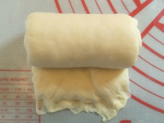 15、超软拉丝北海道土司（2个）,卷起。地下按扁后。