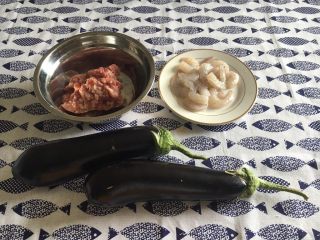 1、鲜虾茄盒,主要食材:长茄子、鲜虾、猪肉馅