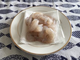 3、鲜虾茄盒,鲜虾洗干净,去头去皮,挑出沙线,用厨房用纸吸干水分,放少许白胡椒粉,少许料酒抓匀,腌制10分钟备用。