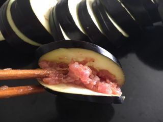 5、鲜虾茄盒,首先在茄盒内部抹上一层薄薄的干淀粉,目的是为了更好的粘合茄盒,然后放入约7成的调好的肉馅。