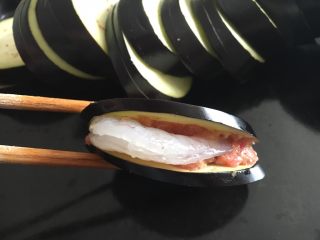 6、鲜虾茄盒,放入1个虾仁,轻轻将茄盒合拢。