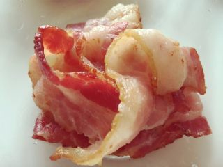 3、小芽早餐-培根鸡蛋彩蔬玛芬,煎锅中不放油，热锅，放入培根，用中低温将培根煎至表面呈现轻微的棕黄色，并微微卷曲。培根不宜过于酥脆，能更好地放入玛芬烤模中