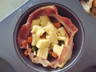 8、小芽早餐-培根鸡蛋彩蔬玛芬,将芝士碎均匀地撒入