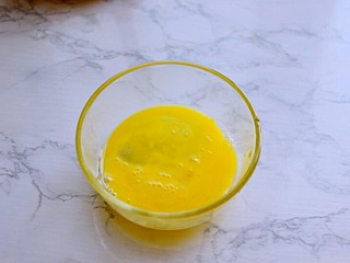 11、炸鸡柳,用筷子打散