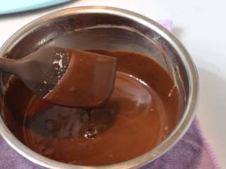 4、巧克力熔岩杯子蛋糕,继续搅拌一会就顺滑了。最好不要一会逆时针一会顺时针的乱搅拌一气。放凉备用