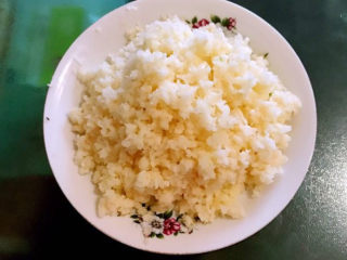 4、鲜虾饼,把鲜藕切小丁