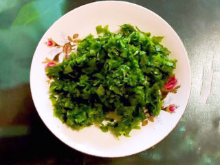 5、鲜虾饼,香葱切成末