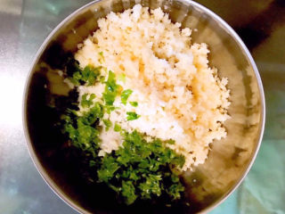 9、鲜虾饼,加入香葱末