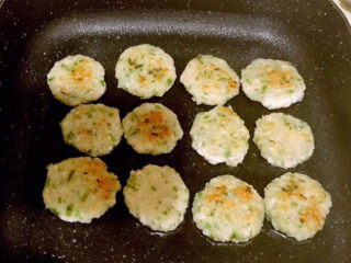 15、鲜虾饼,煎至一面金黄就翻面