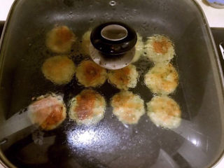 16、鲜虾饼,盖上锅盖