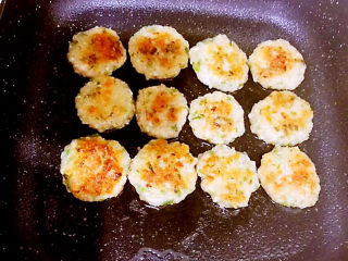 17、鲜虾饼,煎至两面金黄即可