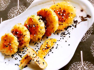 18、鲜虾饼,鲜虾饼出锅了，鲜美无比，营养丰富，加入了藕末，口感超棒~