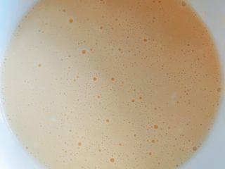 4、紫薯鸡蛋卷,调成面糊