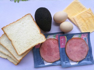1、牛油果鸡蛋火腿三明治,准备材料：吐司4片， 牛油果1个， 鸡蛋2个、 火腿2片、芝士2片。