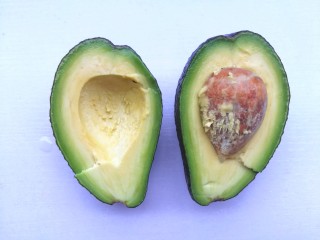 2、牛油果鸡蛋火腿三明治,牛油果切开拧出果肉。