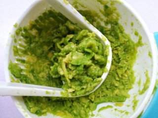 3、牛油果鸡蛋火腿三明治,捣成泥加丁点盐和黑胡椒。鸡蛋煎熟。